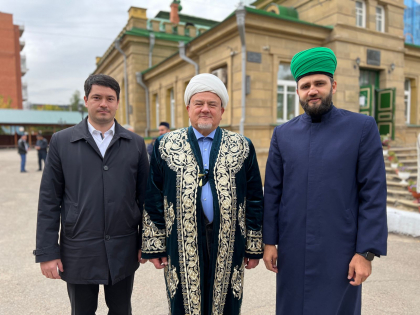 Дауд хазрат Мухутдинов провел пятничную молитву в Иркутской соборной мечети